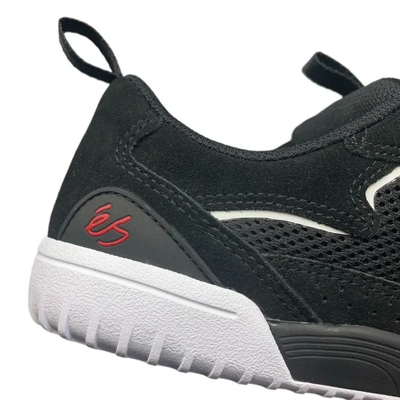 Es Quattro size 8.5 black and white brand new suede skateboarding shoes
